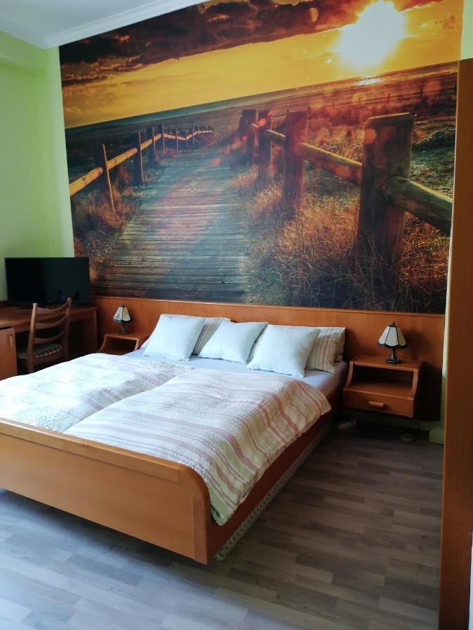 Hotelzimmer Im Alten Reihenhaus Auf Der Stadtmauer Bacharach Exterior foto